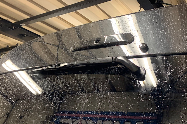 0系 6型 ハイエースバン リアワイパーを取り外した跡にゴリラの鼻の穴を取り付ける